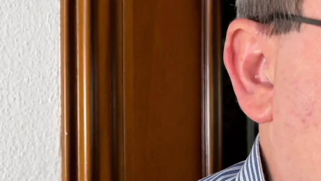 Side view of an adult wearing the Nebroo PRO 3.0 inside the ear canal